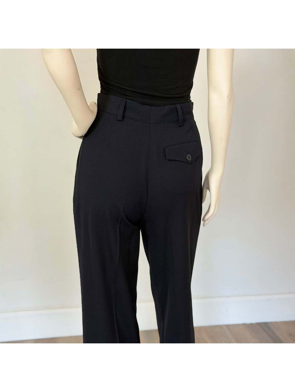 Escada - Picture 5 of 8